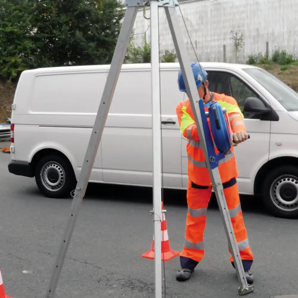 Dreibaum zur Personensicherung bei Arbeiten im Schacht.