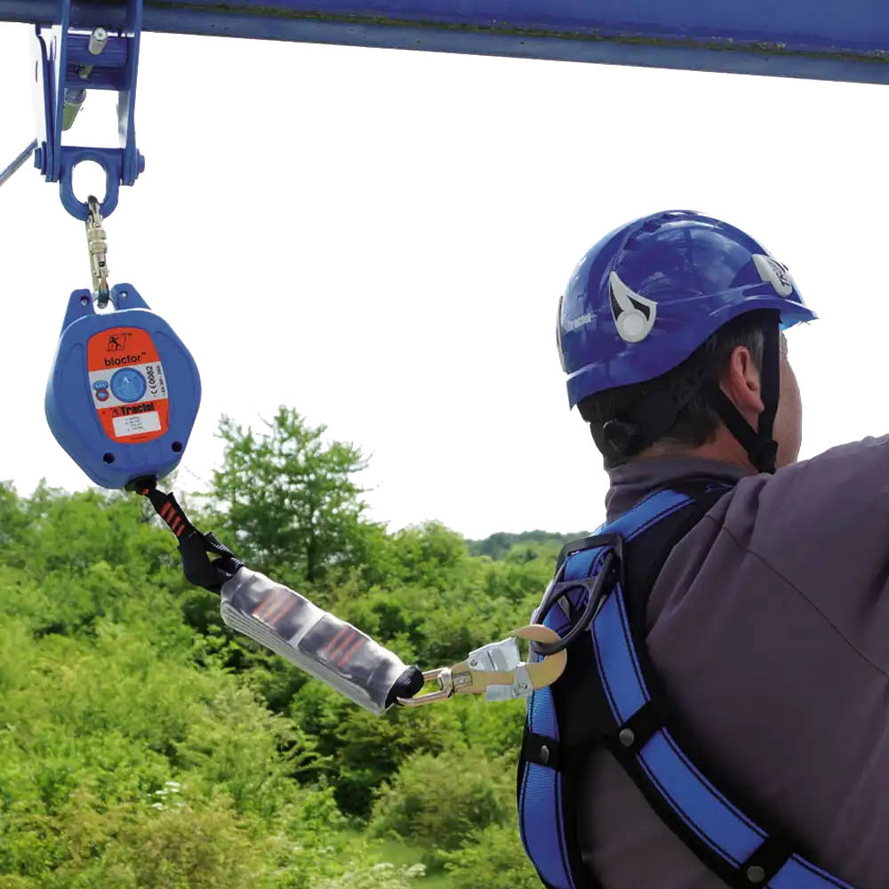 Arbeiten im absturzgefährdeten Bereich unter Verwendung eines Höhensicherungsgerätes.