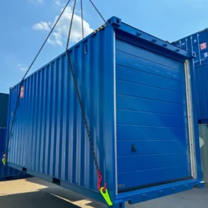 Heben eines Übersee-Containers mit Ketten mit Containerhaken DCH
